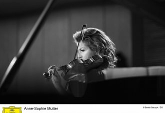 אנֶה-סופי מוּטֶר מנגנת באך